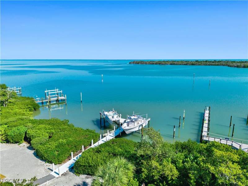4 bedroom SingleFamilyResidence at 15899 Captiva Dr, Dickeys John R Subd, Captiva — photo 2
