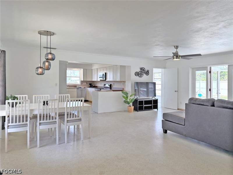 2 bedroom SingleFamilyResidence at 5201 Pocatella Ct, Cape Coral, Cape Coral — photo 4
