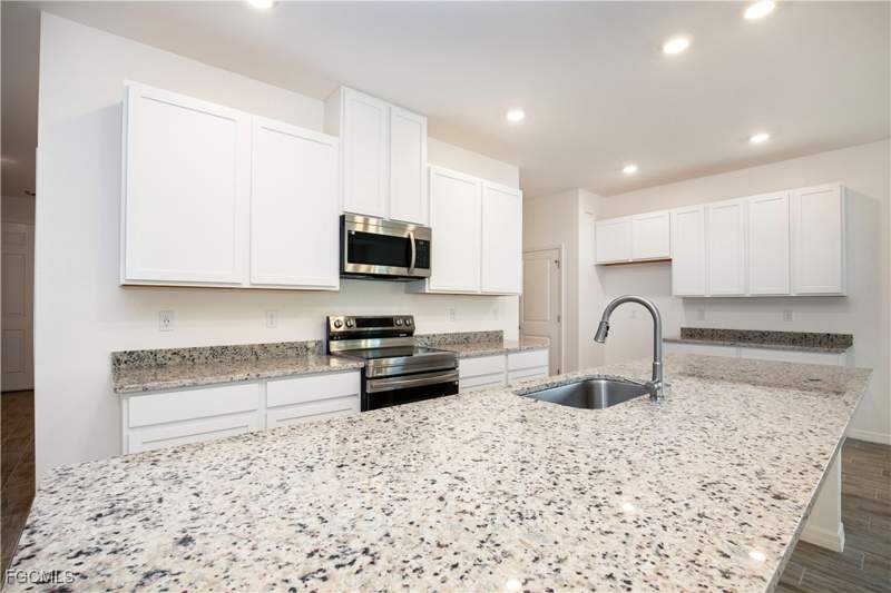 3 bedroom SingleFamilyResidence at 617 SE 3rd Ter, Cape Coral, Cape Coral — photo 3