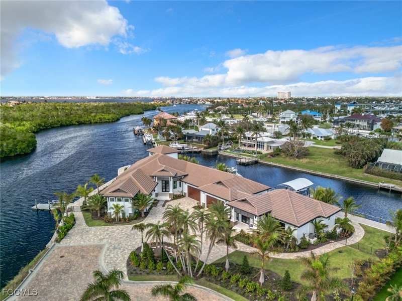 5 bedroom SingleFamilyResidence at 14201 Bay Dr, Bay Harbour Estates, Fort Myers — photo 1