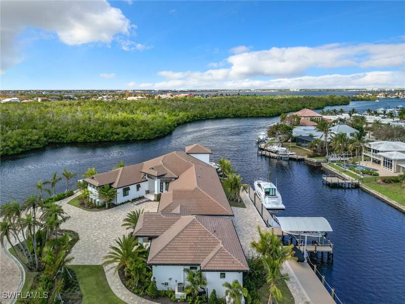 5 bedroom SingleFamilyResidence at 14201 Bay Dr, Bay Harbour Estates, Fort Myers — photo 5