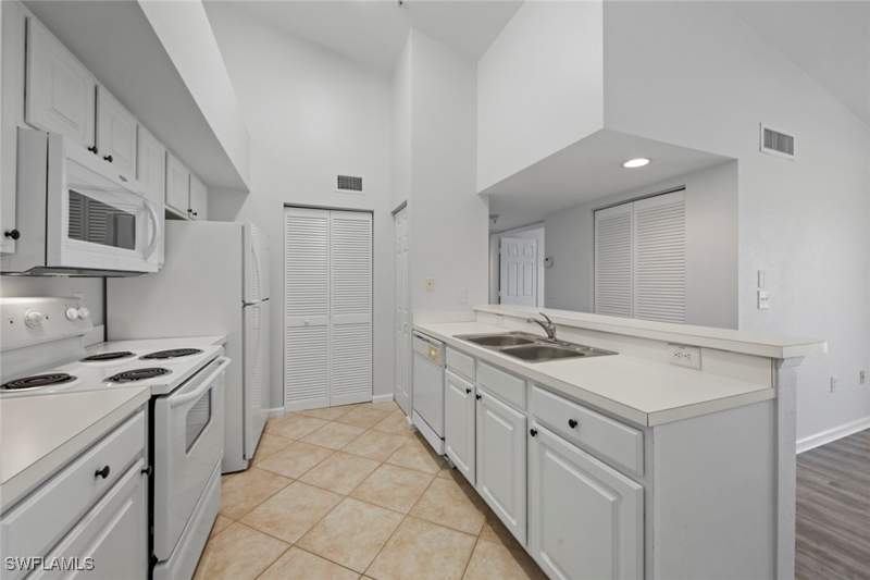 2 bedroom Condominium at 4105 Residence Dr 718, The Residence, Fort Myers — photo 5
