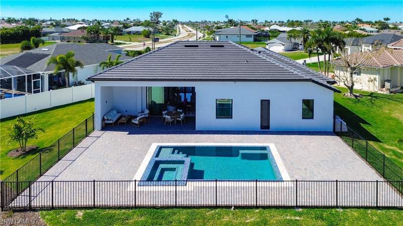 4 bedroom SingleFamilyResidence at 2527 Gleason Pkwy, Cape Coral, Cape Coral — photo 2