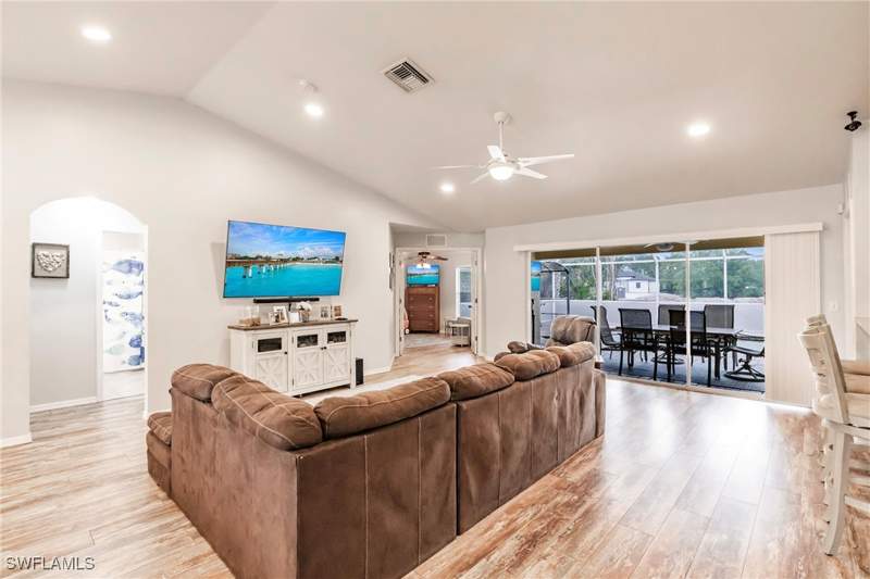 3 bedroom SingleFamilyResidence at 324 Parkdale Blvd, Mirror Lakes, Lehigh Acres — photo 5
