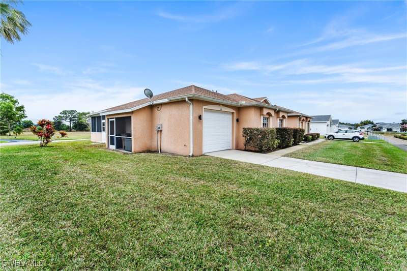 3 bedroom Attached at 624 Falls Ln, Mirror Lakes, Lehigh Acres — photo 4