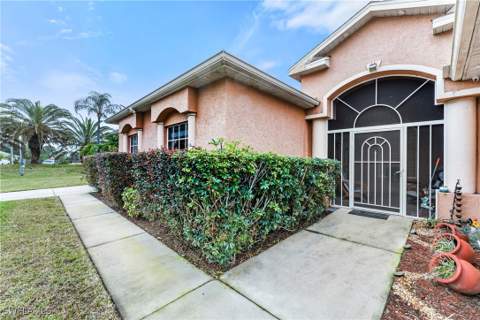 624 Falls Ln, Lehigh Acres FL - photo 6 of 39