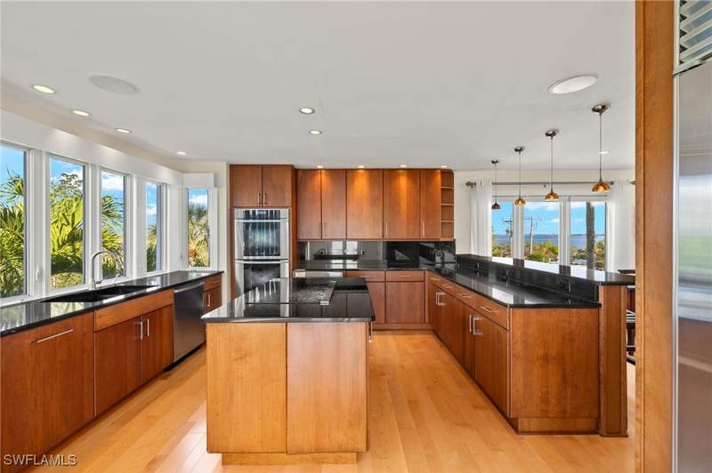 4 bedroom SingleFamilyResidence at 1581 San Carlos Bay Dr, Sanibel Isles, Sanibel — photo 4