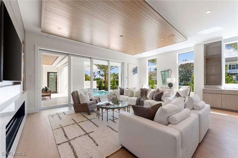 4 bedroom SingleFamilyResidence at 581 14th Ave S, Olde Naples, Naples — photo 2