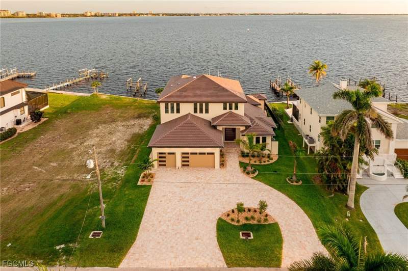 5 bedroom SingleFamilyResidence at 1024 Dolphin Dr, Cape Coral, Cape Coral — photo 3