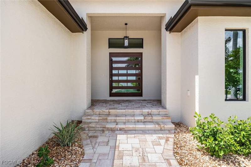 5 bedroom SingleFamilyResidence at 1024 Dolphin Dr, Cape Coral, Cape Coral — photo 4