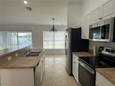 122 NW 15th Ter, Cape Coral FL - photo 12 of 42
