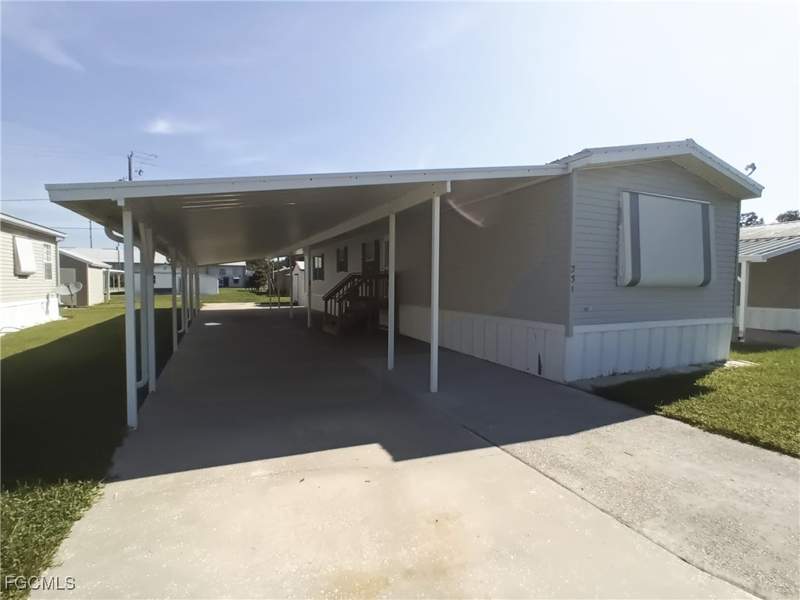2 bedroom ManufacturedHome at 231 Palm Ave NW, Moore Haven, Moore Haven — photo 2