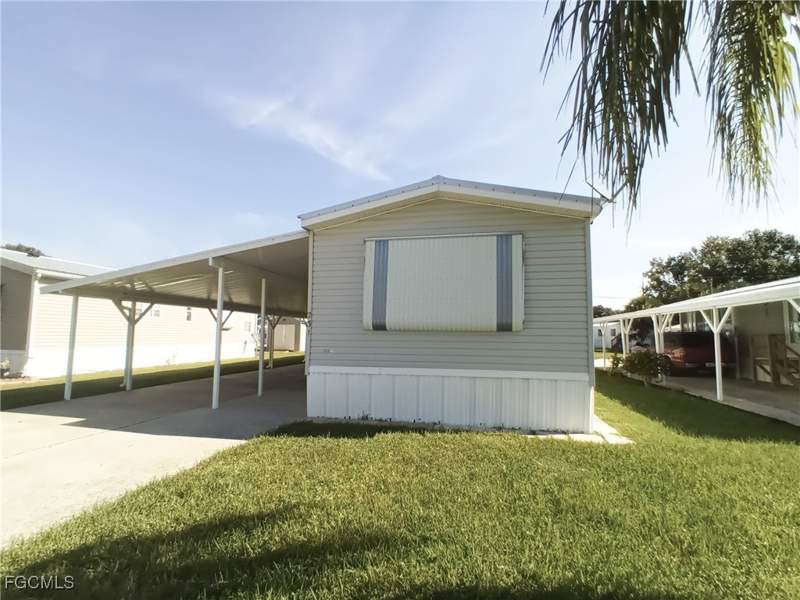 2 bedroom ManufacturedHome at 231 Palm Ave NW, Moore Haven, Moore Haven — photo 3