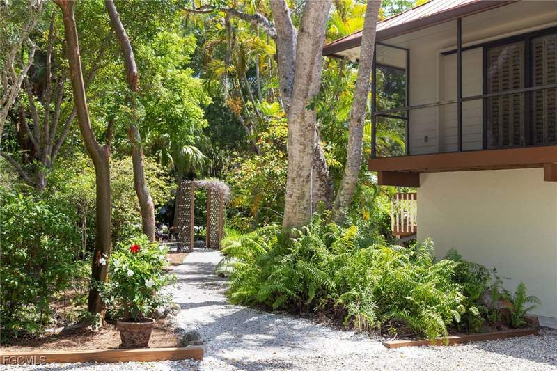2 bedroom SingleFamilyResidence at 1345 Junonia St, Bayshore Village, Sanibel — photo 4