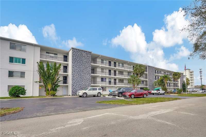 1 bedroom Condominium at 4906 Victoria Dr 209, Capeway Condo, Cape Coral — photo 1