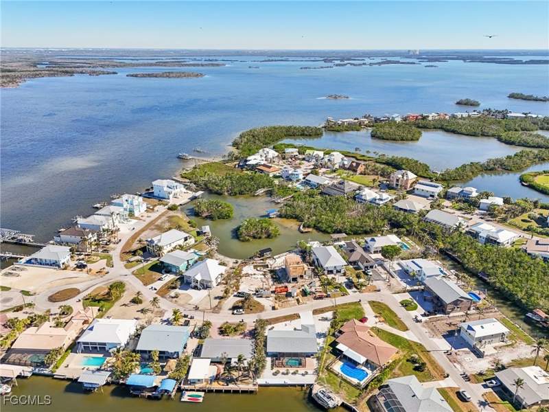 3 bedroom SingleFamilyResidence at 301 Seminole Way, El Sol, Fort Myers Beach — photo 3