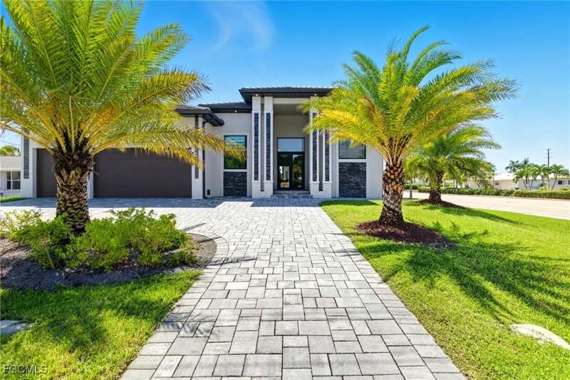 5 bedroom SingleFamilyResidence at 802 El Dorado Pkwy E, Cape Coral, Cape Coral — photo 1