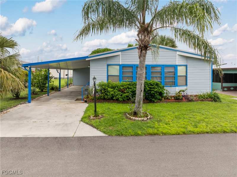 2 bedroom ManufacturedHome at 9266 Desoto Dr, Tamiami Village, North Fort Myers — photo 1