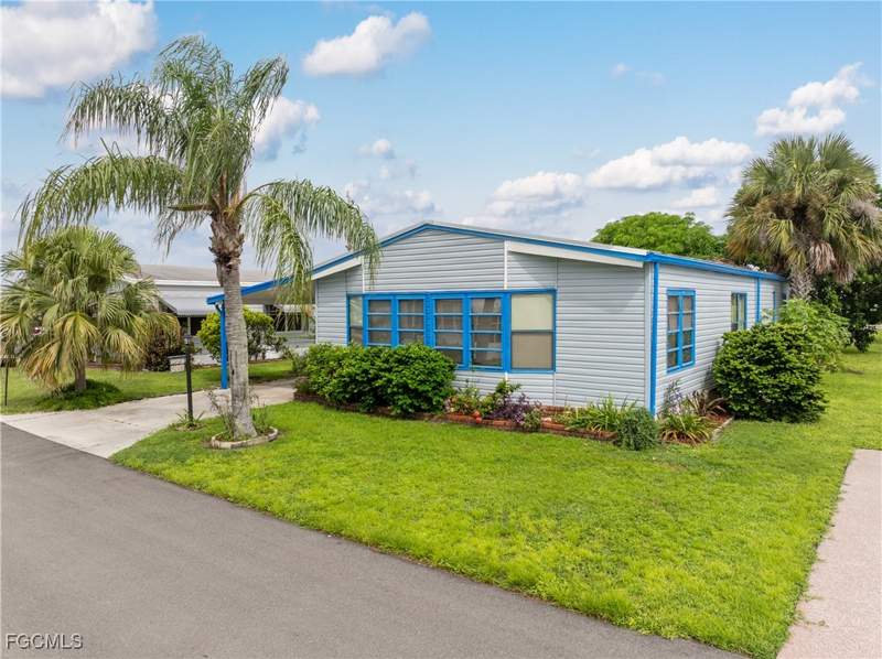 2 bedroom ManufacturedHome at 9266 Desoto Dr, Tamiami Village, North Fort Myers — photo 2