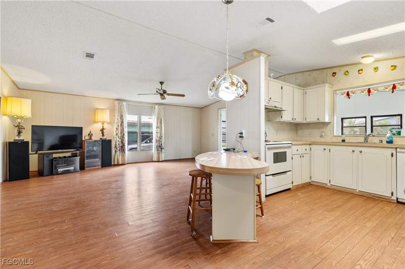 2 bedroom ManufacturedHome at 9266 Desoto Dr, Tamiami Village, North Fort Myers — photo 4