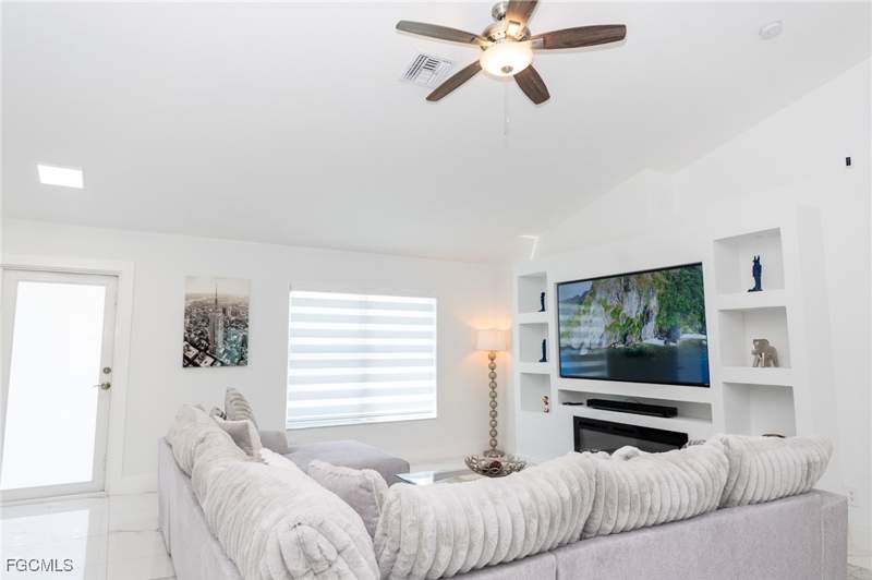 4 bedroom SingleFamilyResidence at 4623 Jacaranda Pkwy W, Cape Coral, Cape Coral — photo 4