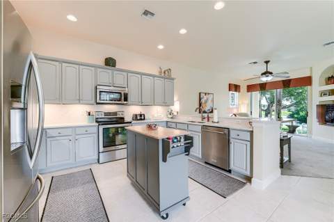 8920 Crown Colony Blvd, Fort Myers FL - photo 13 of 37
