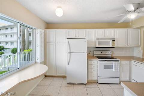 10682 Gulf Shore Dr C102, Naples FL - photo 9 of 36