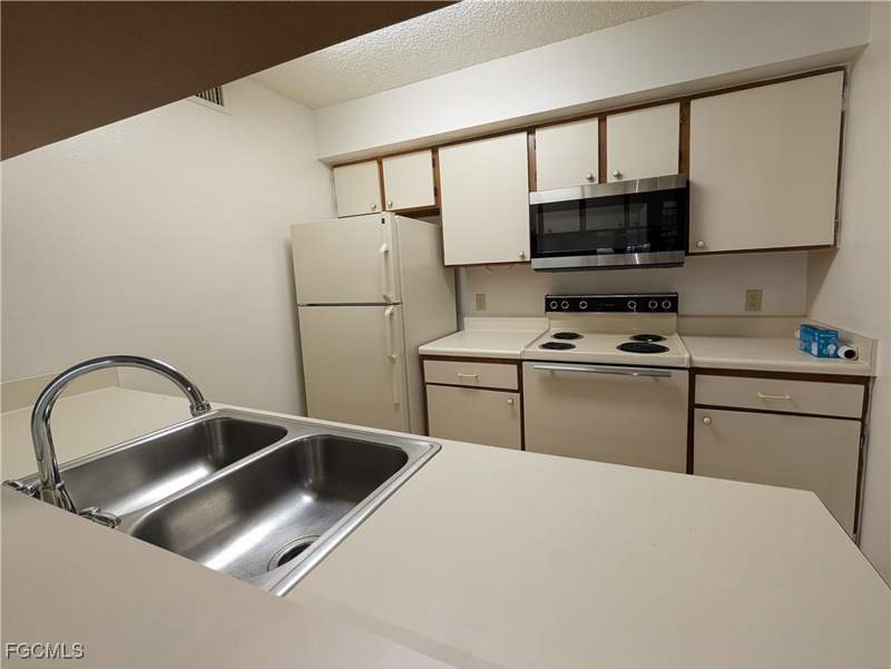 2 bedroom Condominium at 5305 Summerlin Rd 514, Mystic Gardens, Fort Myers — photo 4