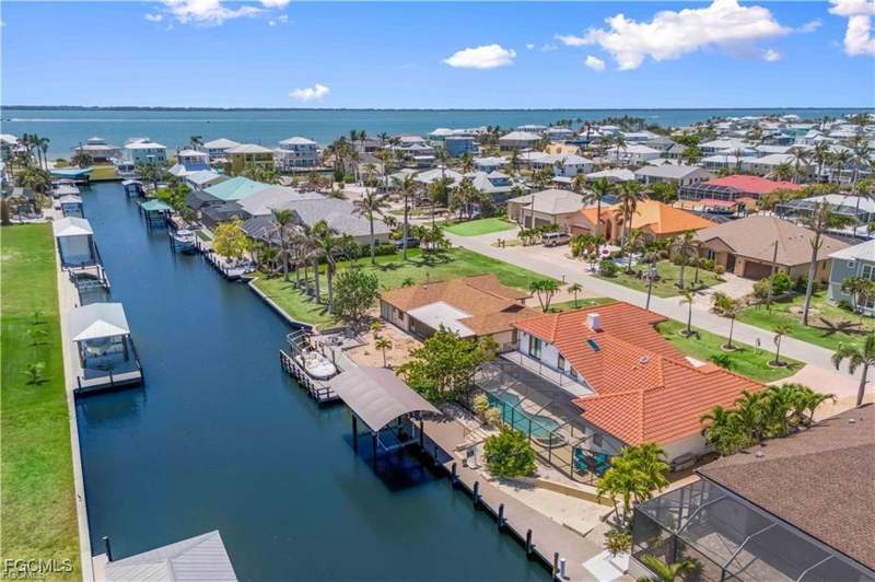4 bedroom SingleFamilyResidence at 2420 Cherimoya Ln, Pine Island Shores Unit 9, St James City — photo 2