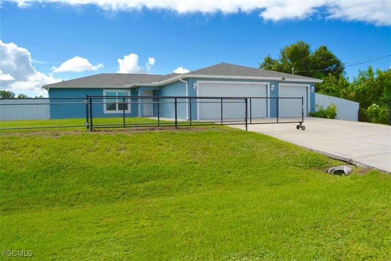 4 bedroom SingleFamilyResidence at 9006 Bamboo Cir, Port Labelle, Labelle — photo 5