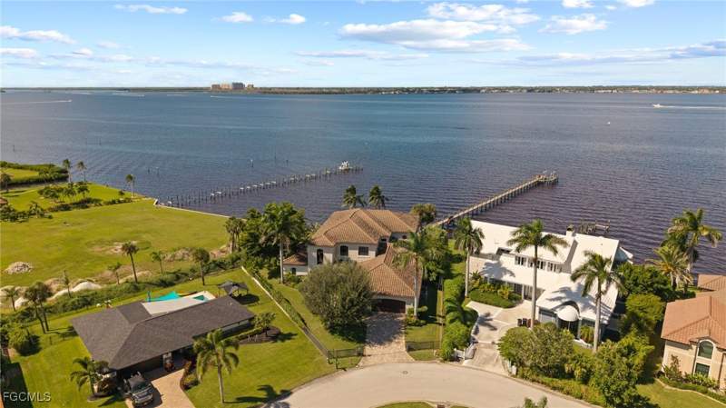 6 bedroom SingleFamilyResidence at 14994 Bonaire Cir, San Mateo, Fort Myers — photo 2