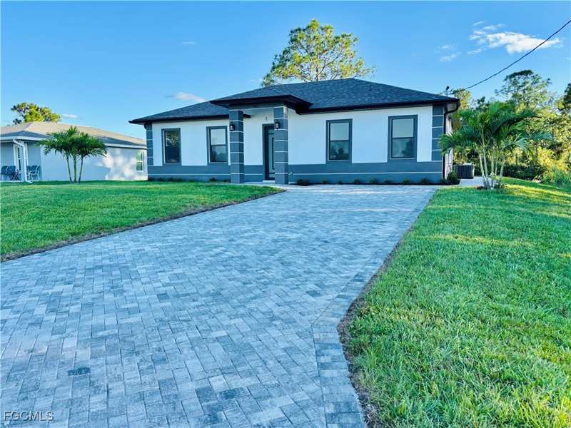 4 bedroom SingleFamilyResidence at 563 Oakshire Ln, Lehigh Acres, Lehigh Acres — photo 1
