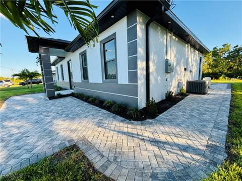 563 Oakshire Ln, Lehigh Acres FL - photo 6 of 35