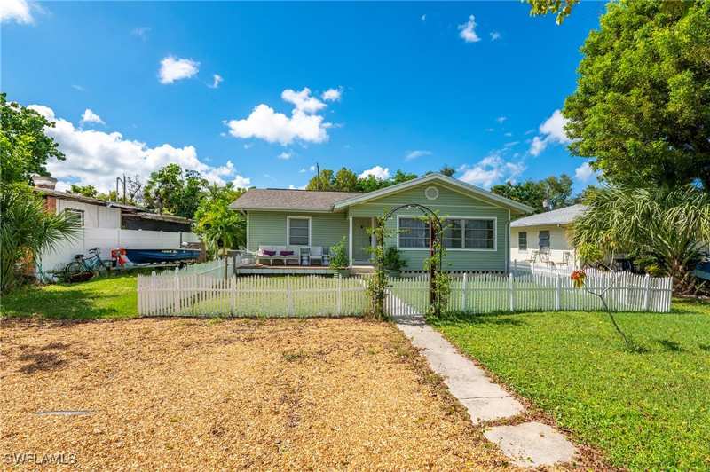 3 bedroom SingleFamilyResidence at 2432 Washington Ave, Inomah, Naples — photo 1