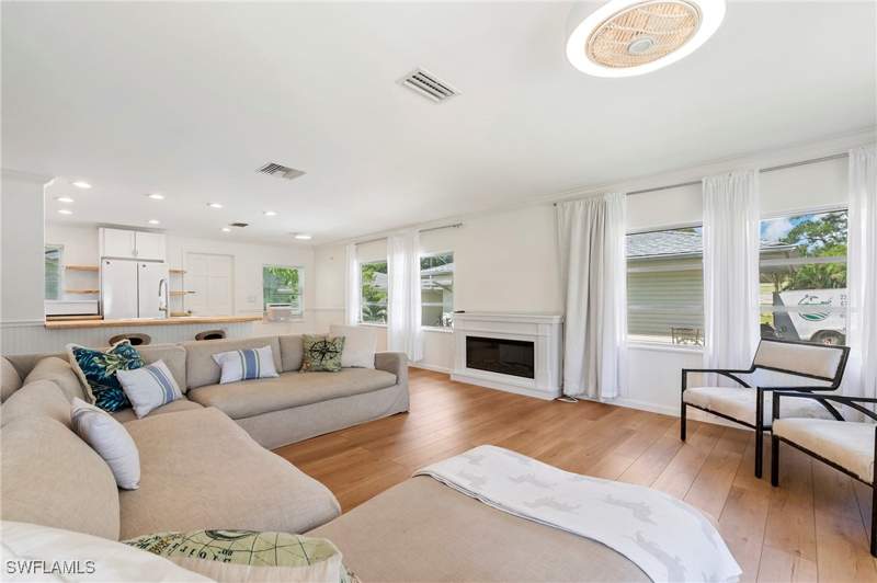 3 bedroom SingleFamilyResidence at 2432 Washington Ave, Inomah, Naples — photo 5