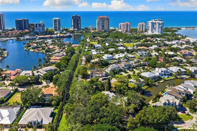 6 bedroom SingleFamilyResidence at 5037 Starfish Ave, Seagate, Naples — photo 5