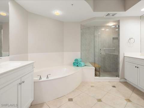 425 Cove Tower Dr 304, Naples FL - photo 19 of 34