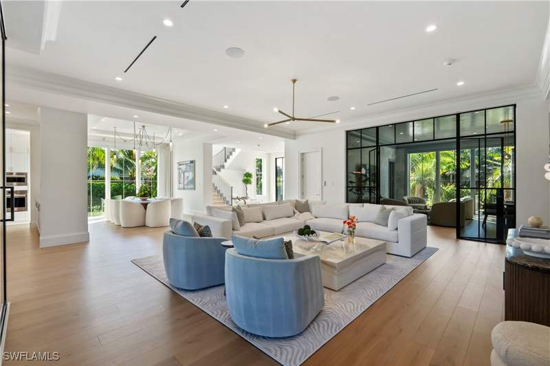 5 bedroom SingleFamilyResidence at 285 Central Ave, Olde Naples, Naples — photo 4