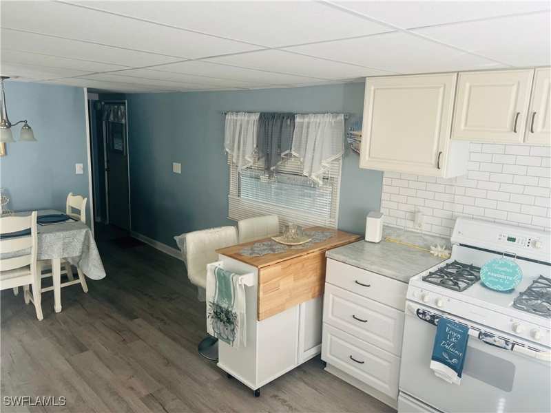 1 bedroom ManufacturedHome at 471 Palm Dr 310, Holiday Manor, Naples — photo 1
