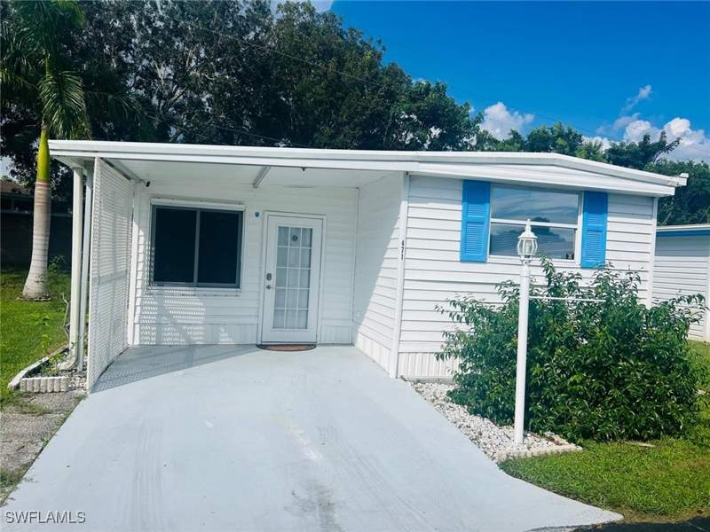 1 bedroom ManufacturedHome at 471 Palm Dr 310, Holiday Manor, Naples — photo 2