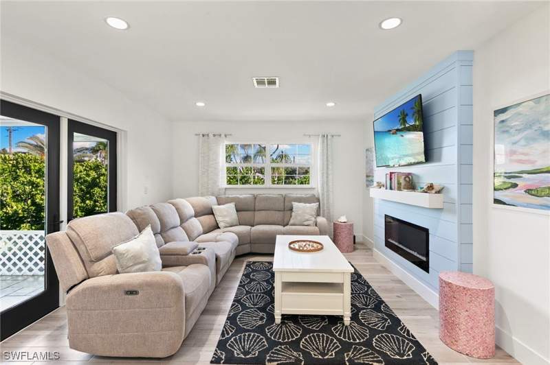 3 bedroom SingleFamilyResidence at 101 San Salvador St, Isles Of Capri, Naples — photo 3