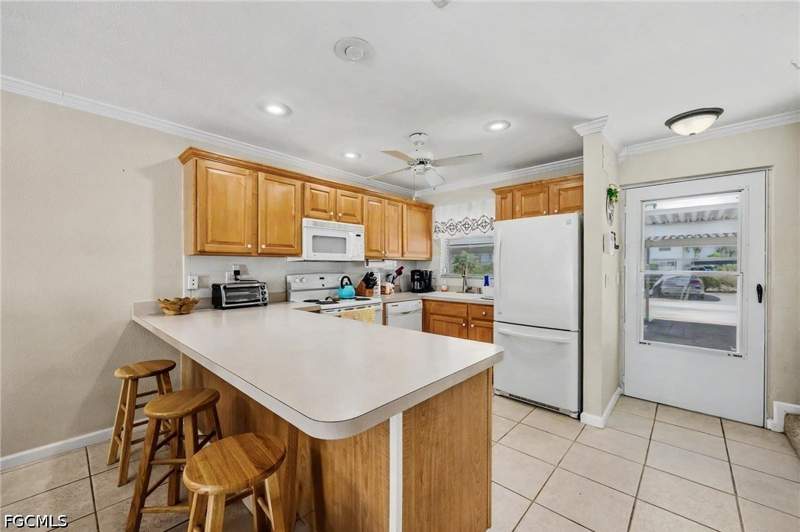 2 bedroom Townhouse at 6777 Winkler Rd D 150, Regency Condo, Fort Myers — photo 3