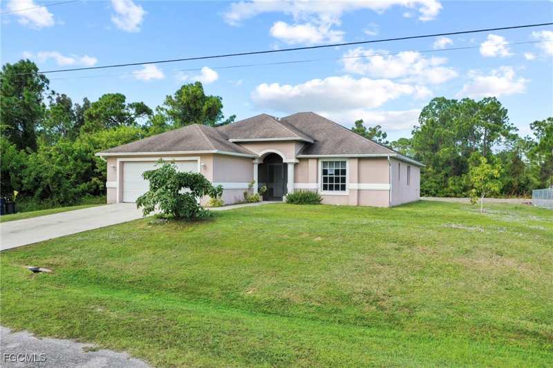 3 bedroom SingleFamilyResidence at 723 Newell St E, Lehigh Acres, Lehigh Acres — photo 1