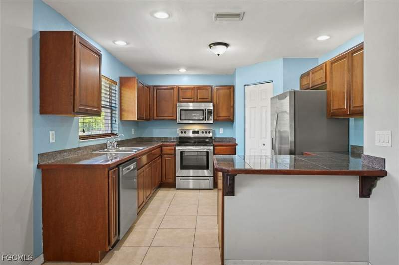 3 bedroom SingleFamilyResidence at 723 Newell St E, Lehigh Acres, Lehigh Acres — photo 3