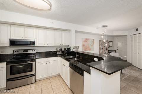 8290 Ibis Club Ln 902, Naples FL - photo 7 of 38