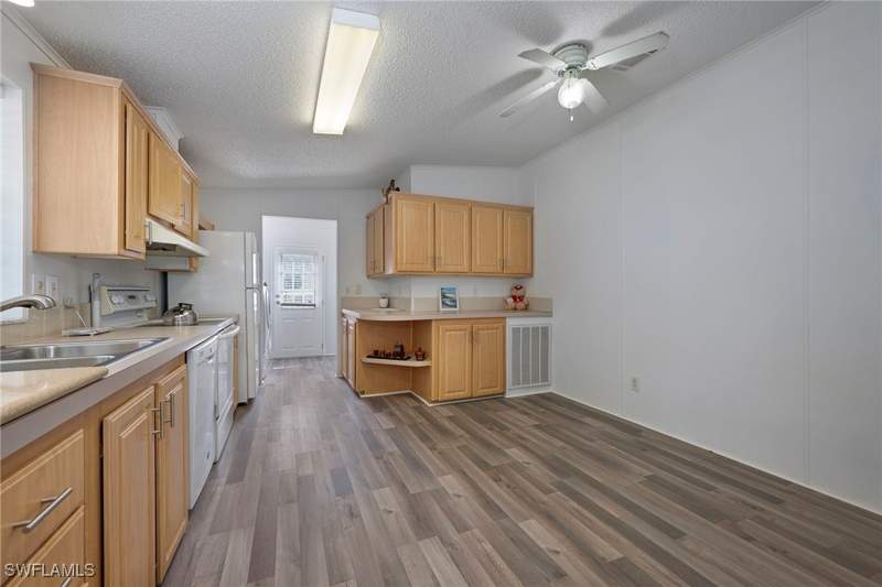 3 bedroom ManufacturedHome at 276 Grosbeak Ln 276, Quail Roost, Naples — photo 4