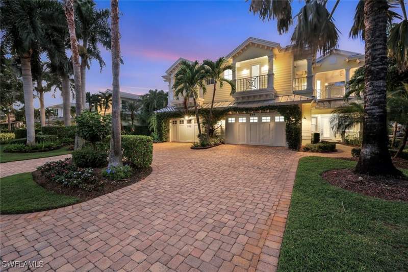 4 bedroom Duplex at 699 Fairway Ter, Moorings, Naples — photo 2