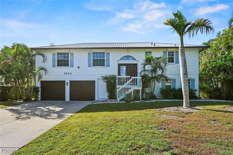5 bedroom SingleFamilyResidence at 1570 Avion Pl, Avion Park, Naples — photo 1