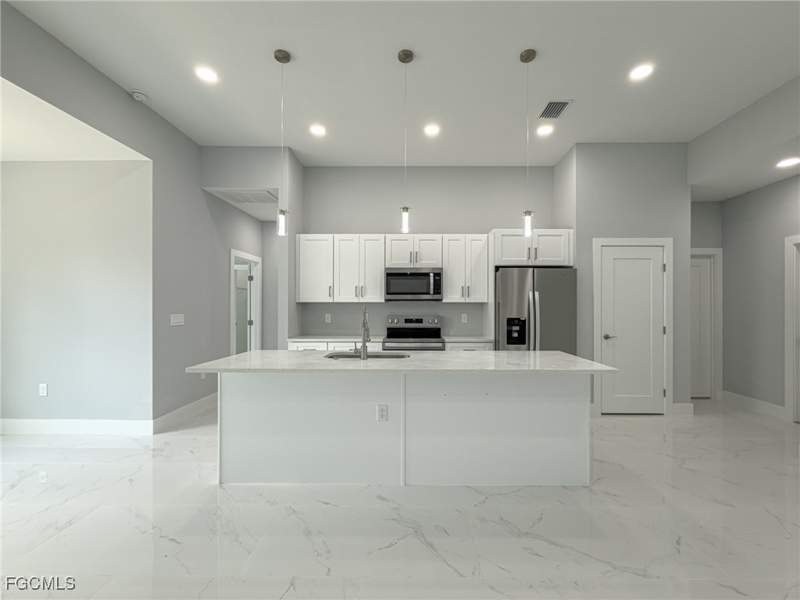 3 bedroom SingleFamilyResidence at 6137 Higgins Ave, Fort Myers, Fort Myers — photo 3