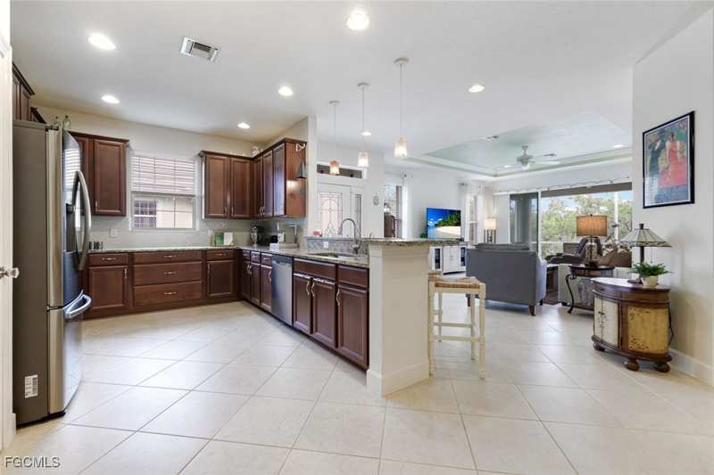 3 bedroom Attached at 10436 Peso Del Rio Dr, Lucaya, Fort Myers — photo 1